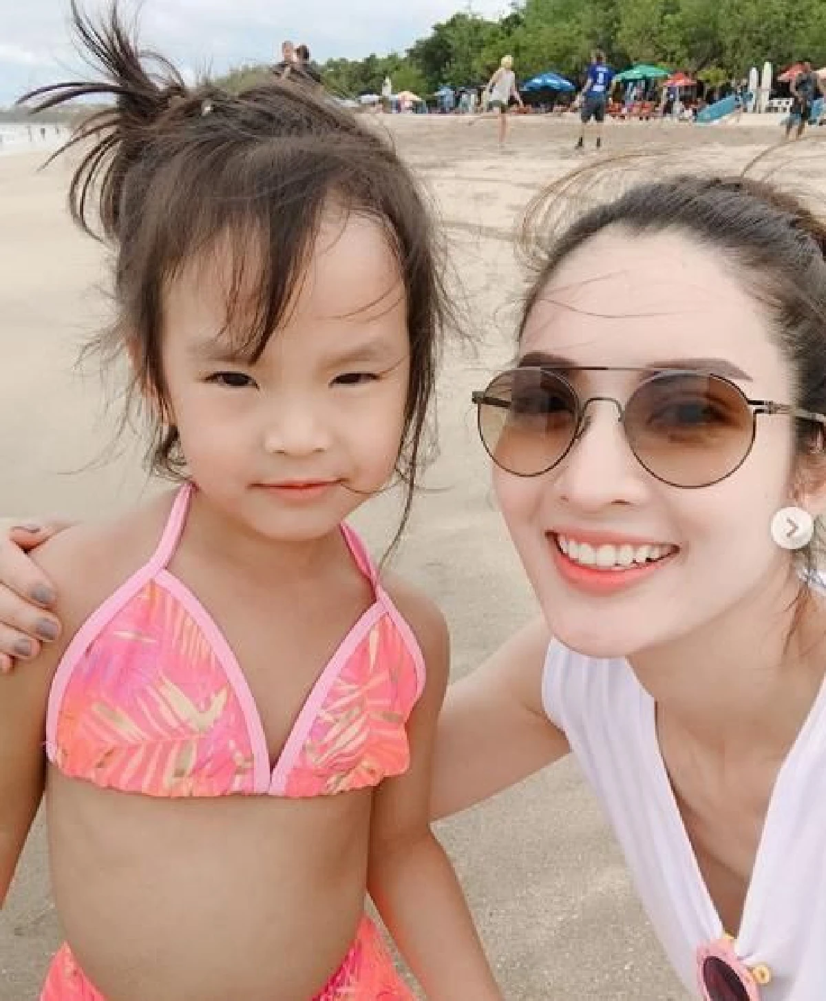 แซ่บตามลูก! แอฟ ทักษอร เซ็กซี่เบาๆโชว์หน้าท้องขาวเนียนที่บาหลี