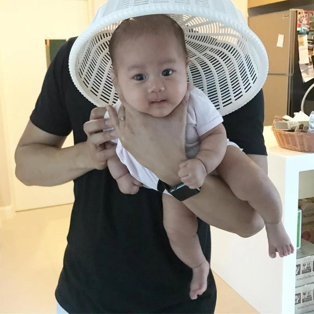 วิถีพ่อลูกอ่อน! ตู่ ภพธร กับโมเมนต์อบอุ่นเลี้ยงลูกสาว น้องริสา