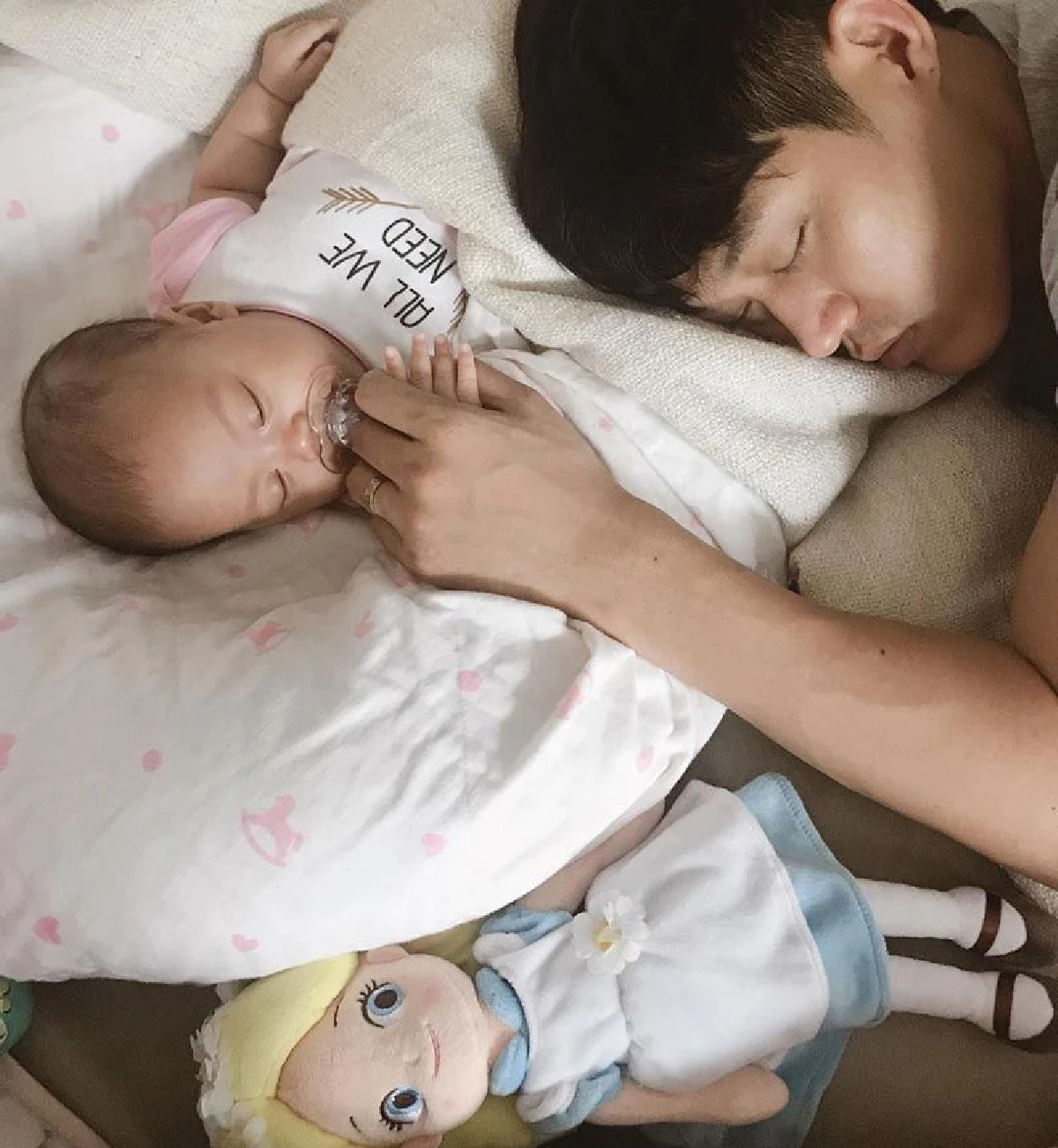 วิถีพ่อลูกอ่อน! ตู่ ภพธร กับโมเมนต์อบอุ่นเลี้ยงลูกสาว น้องริสา