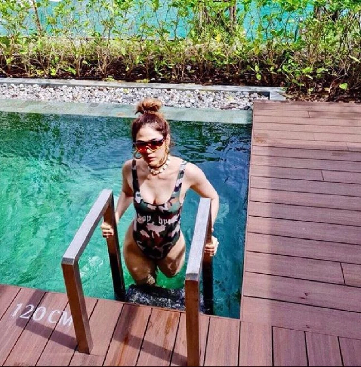 หลีกทางให้แม่! ชมพู่ อารยา อวดหุ่นเผ็ดแซ่บในชุดว่ายน้ำ
