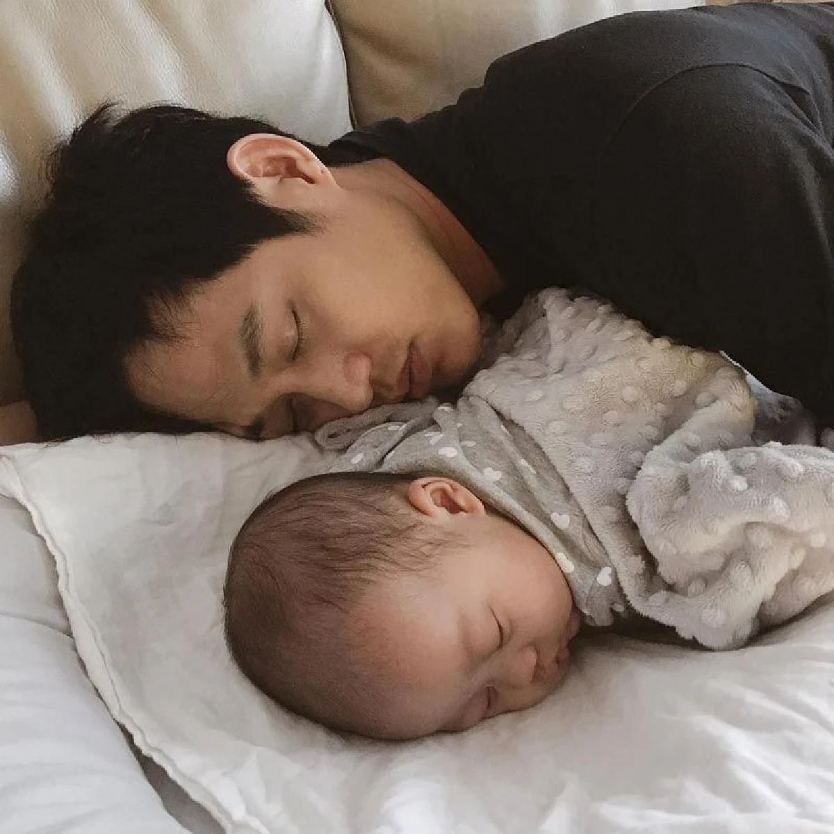 วิถีพ่อลูกอ่อน! ตู่ ภพธร กับโมเมนต์อบอุ่นเลี้ยงลูกสาว น้องริสา