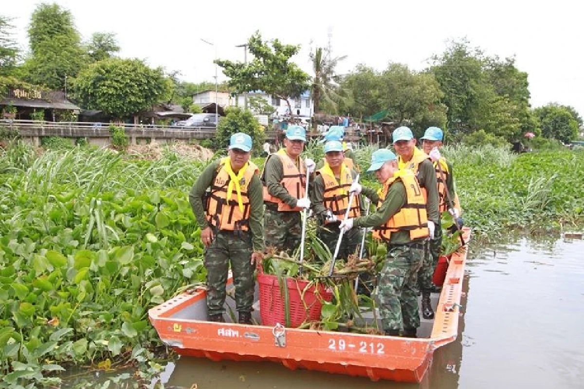 ราชเลขานุการในพระองค์ลงพื้นที่ปทุมธานีชม"เรือเก็บผักตบชวา"โครงการทำดีด้วยหัวใจ