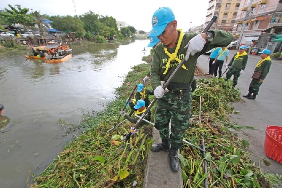 ราชเลขานุการในพระองค์ลงพื้นที่ปทุมธานีชม"เรือเก็บผักตบชวา"โครงการทำดีด้วยหัวใจ