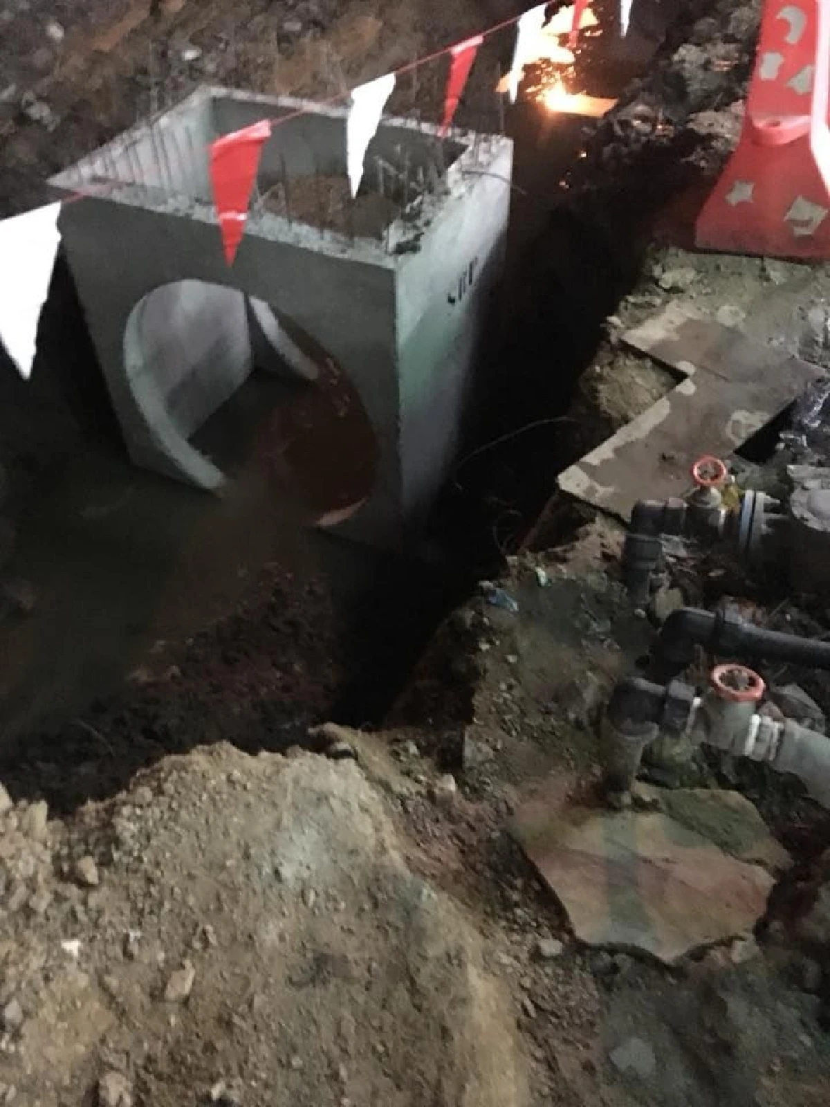 นศ.ธรรมศาสตร์ตกหลุมก่อสร้างถนน-หวั่นเด็กคนชราเป็นเหยื่อเหมือนตัวเอง