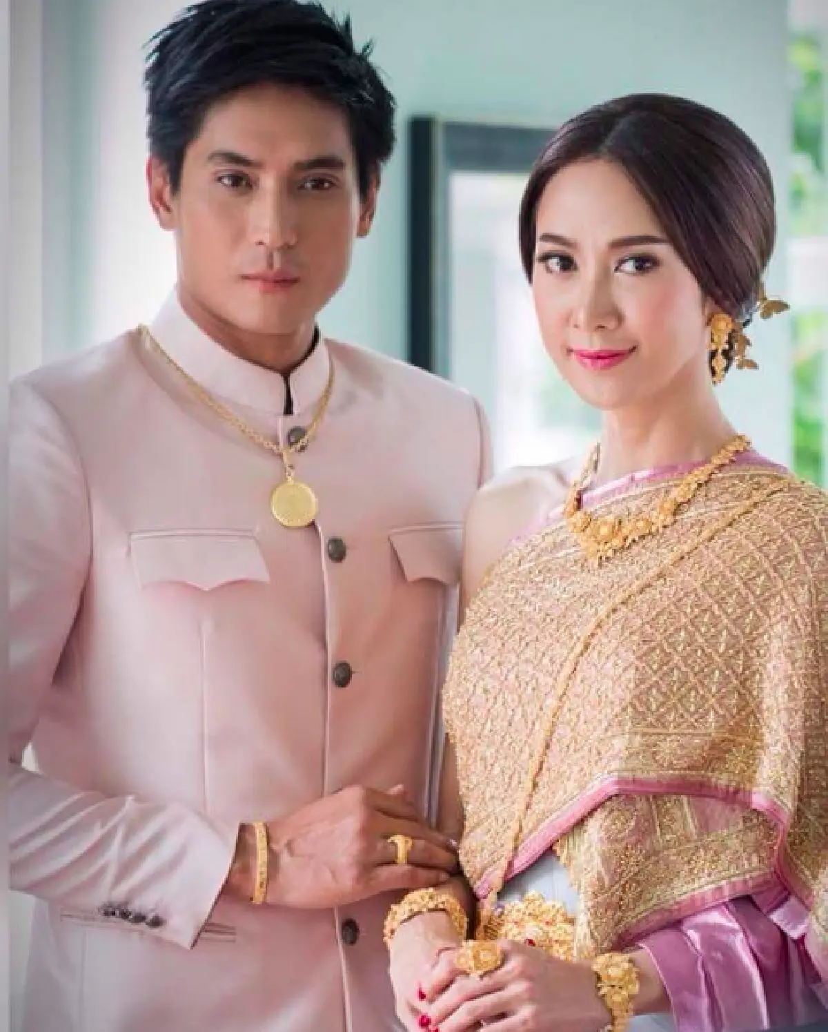 “ยุ้ย” ควงแขนหวานใจ “ธัญญ์” ถ่ายแบบชุดแต่งงานชุดไทย สวยสง่า