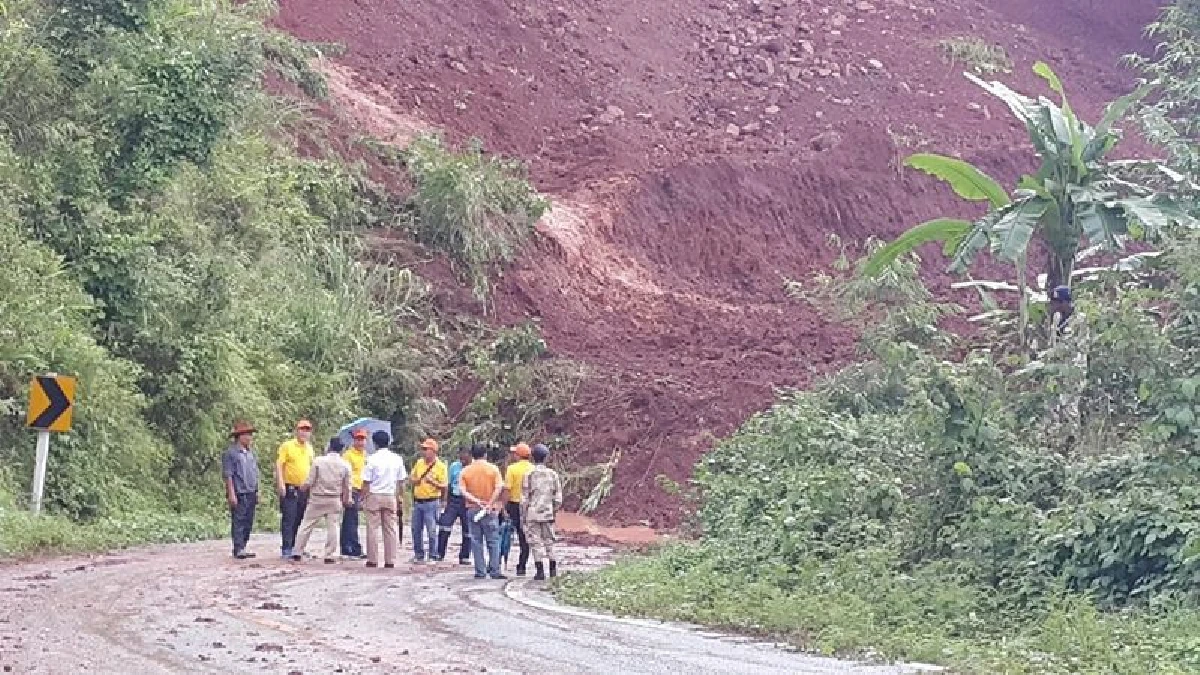 กองดินมหึมา!สไลด์ปิดทับเส้นทาง11หมู่บ้านถูกตัดขาดโลกภายนอก