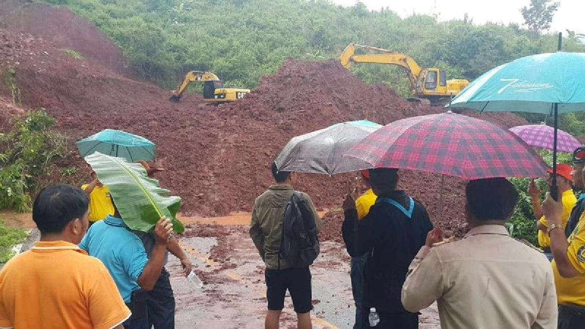 กองดินมหึมา!สไลด์ปิดทับเส้นทาง11หมู่บ้านถูกตัดขาดโลกภายนอก