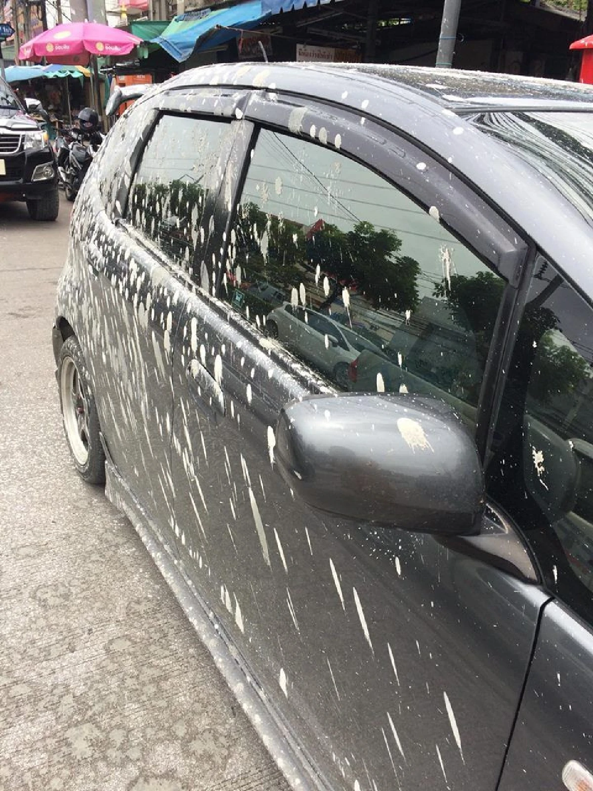 สาวโอดรถขนปูนซีเมนต์ทำเก๋งเลอะรอบคัน