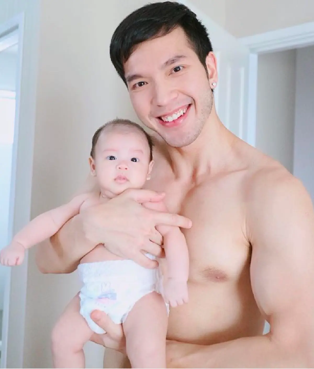 10 ภาพคุณพ่อหุ่นสุดแซ่บ “บอย ภาสกร” กับลูกชายสุดน่ารัก “น้องดาวิน”