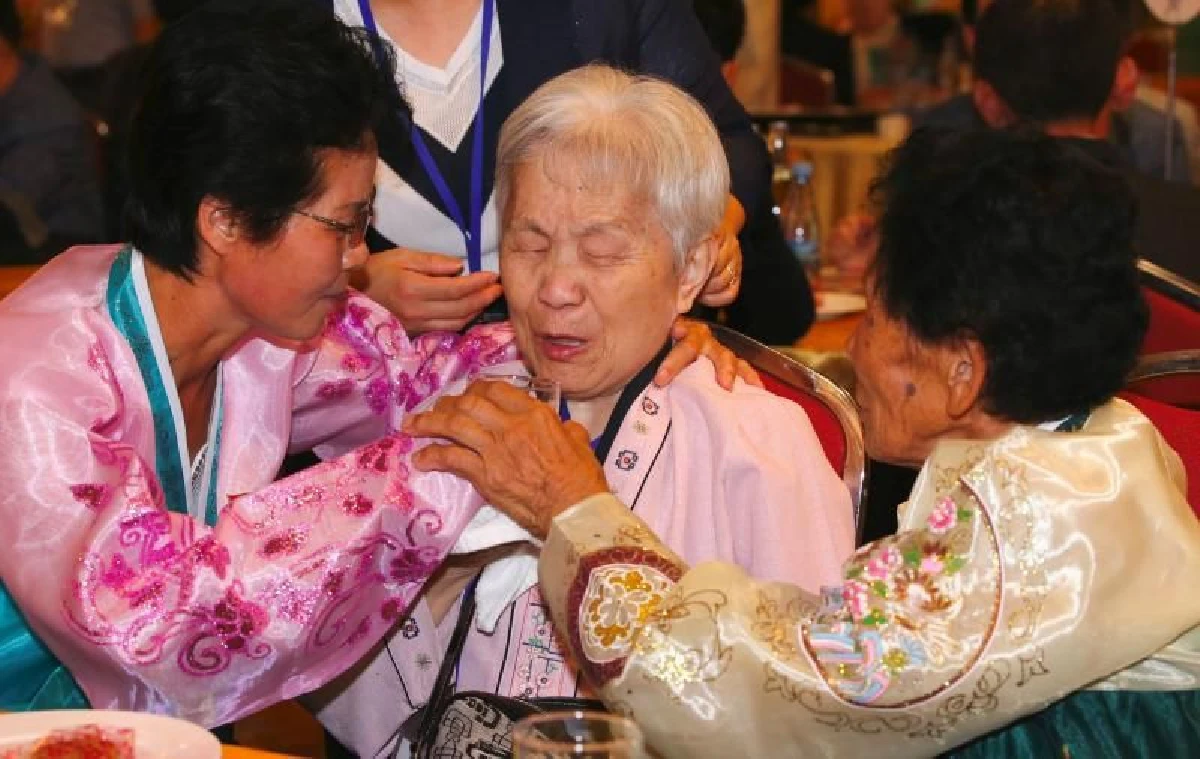 รวมญาติสองเกาหลีสุดซึ้ง แม่พบลูกชายครั้งแรกในรอบครึ่งศตวรรษ