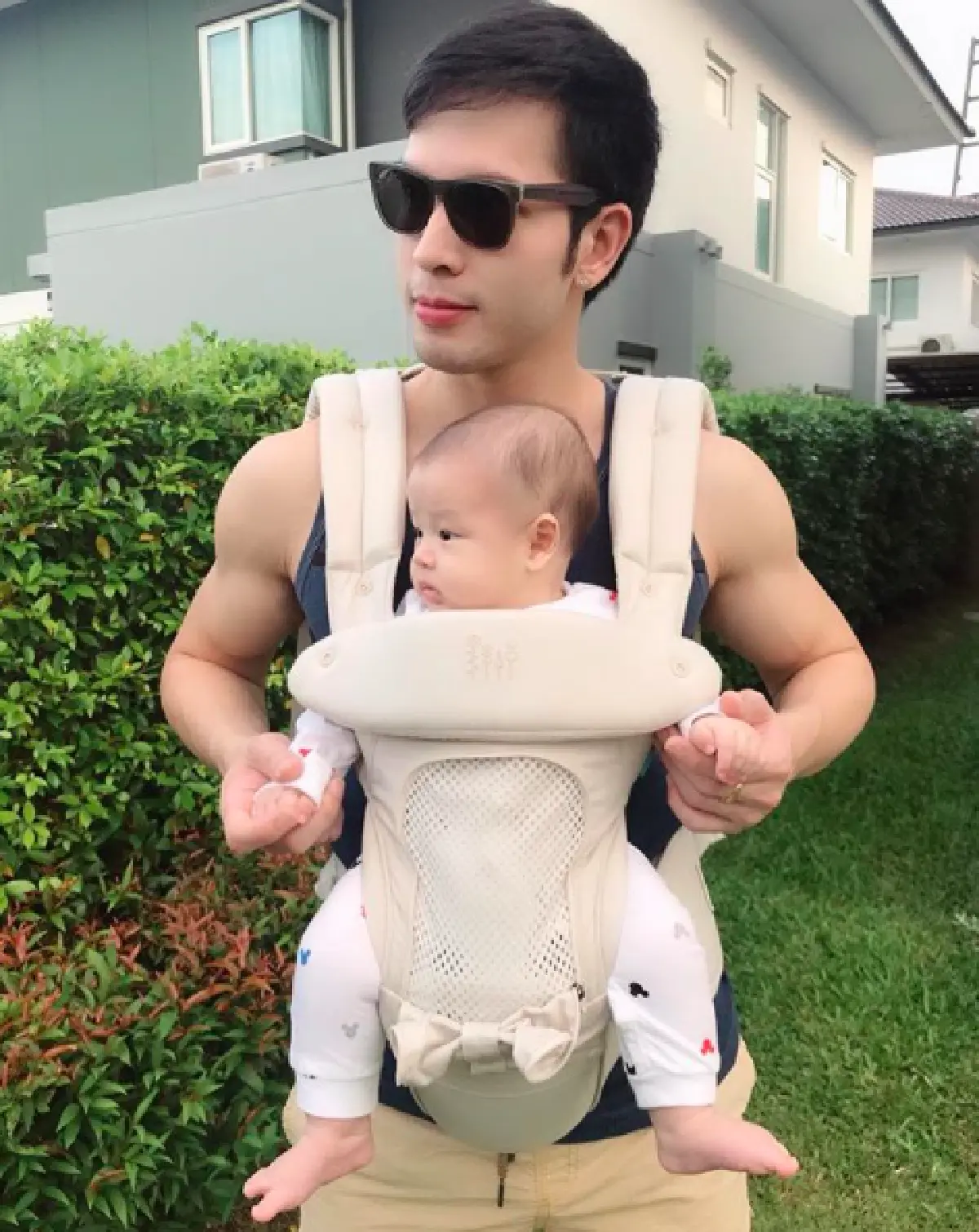 10 ภาพคุณพ่อหุ่นสุดแซ่บ “บอย ภาสกร” กับลูกชายสุดน่ารัก “น้องดาวิน”