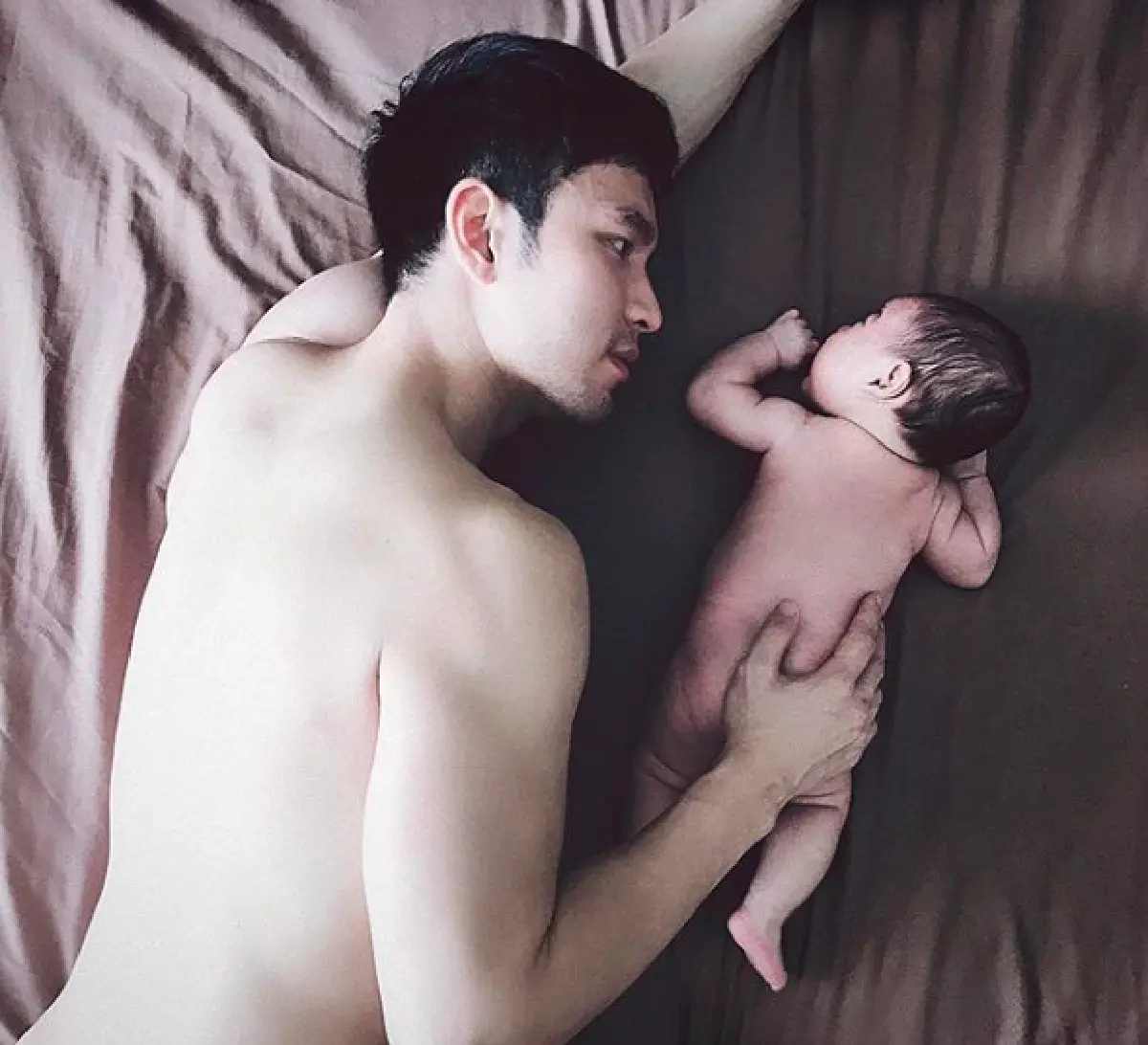 10 ภาพคุณพ่อหุ่นสุดแซ่บ “บอย ภาสกร” กับลูกชายสุดน่ารัก “น้องดาวิน”