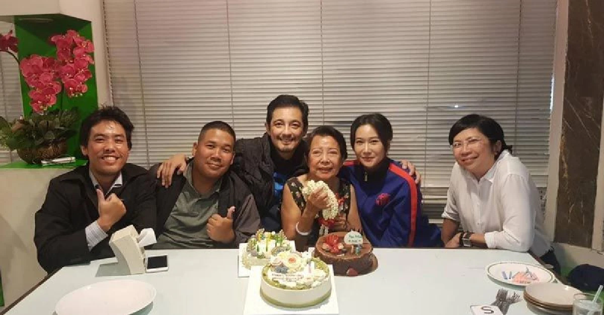 เปิดตัวชัดเจน! “ติ๊ก บิ๊กบราเธอร์” เอาพวงมาลัยไหว้แม่ “ศรราม" ในวันเกิดคุณแม่