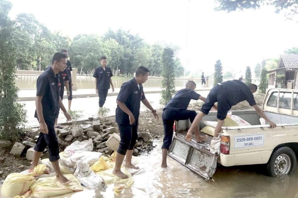 โรงเรียนหลายแห่งในตัวเมืองเพชรสอนชั่วคราวรับน้ำท่วม