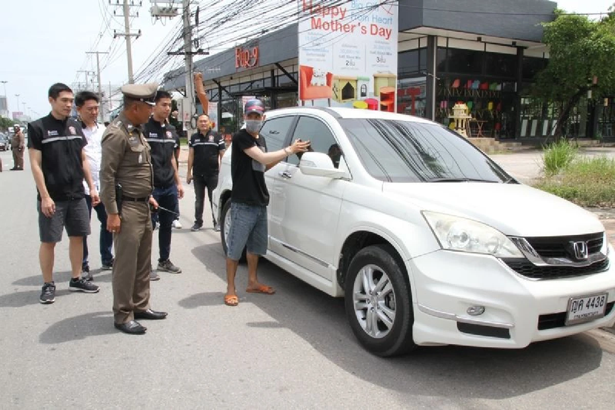 นักพากย์มวยติดพนันเลียนแบบยูทูปใช้หัวเทียนปาใส่กระจกรถฉกทรัพย์