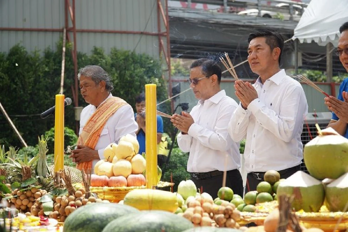 จัดพิธีตั้งศาลพระ "สิงห์ คอมเพล็กซ์" พรหมเสริมความเป็นสิริมงคล ดีเดย์เปิดให้บริการ 1 ตุลาคมนี้