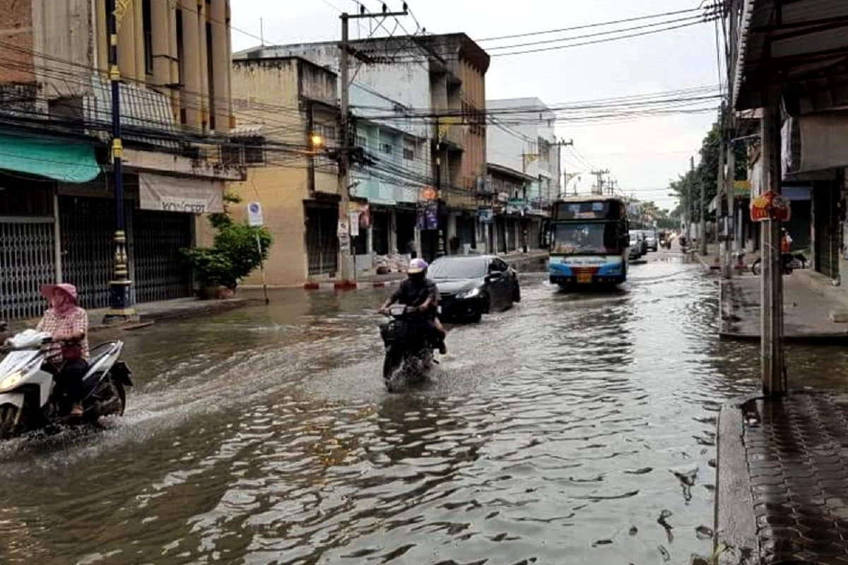 ภาพชุด"น้ำล้นตลิ่ง"ท่วมเมืองเพชรบุรี