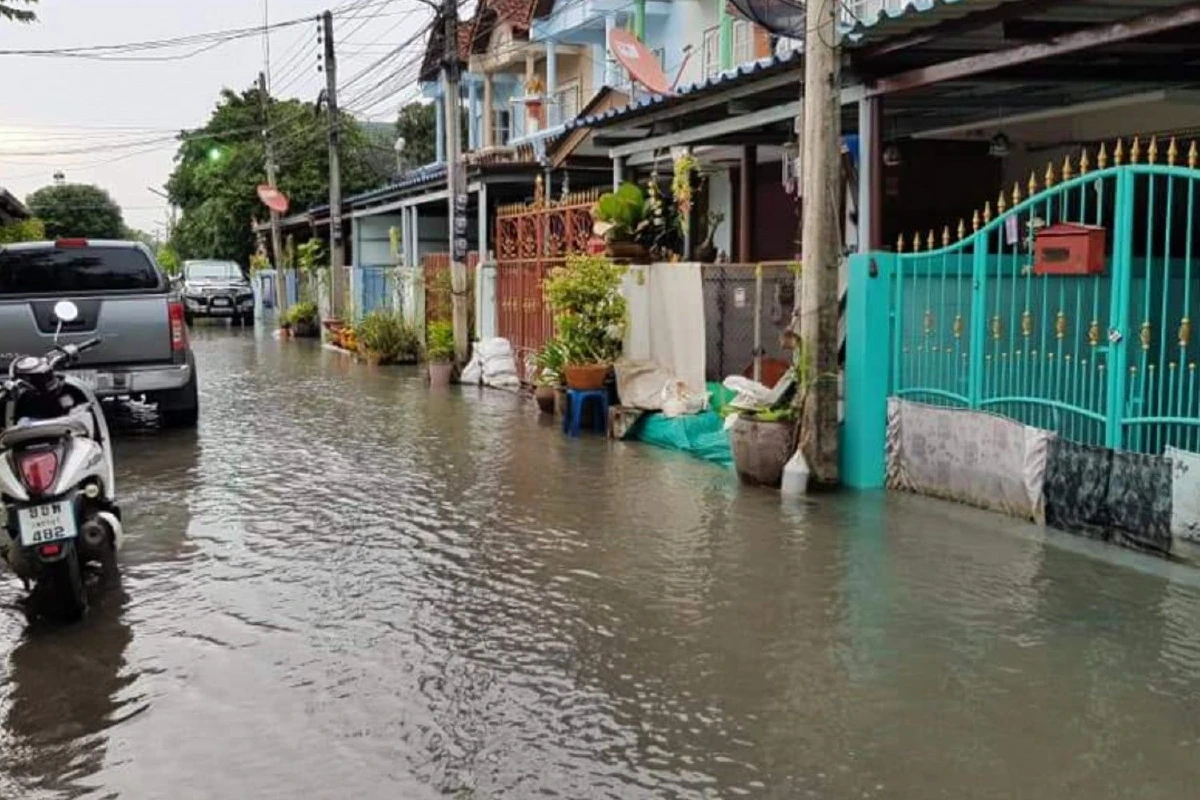 ภาพชุด"น้ำล้นตลิ่ง"ท่วมเมืองเพชรบุรี