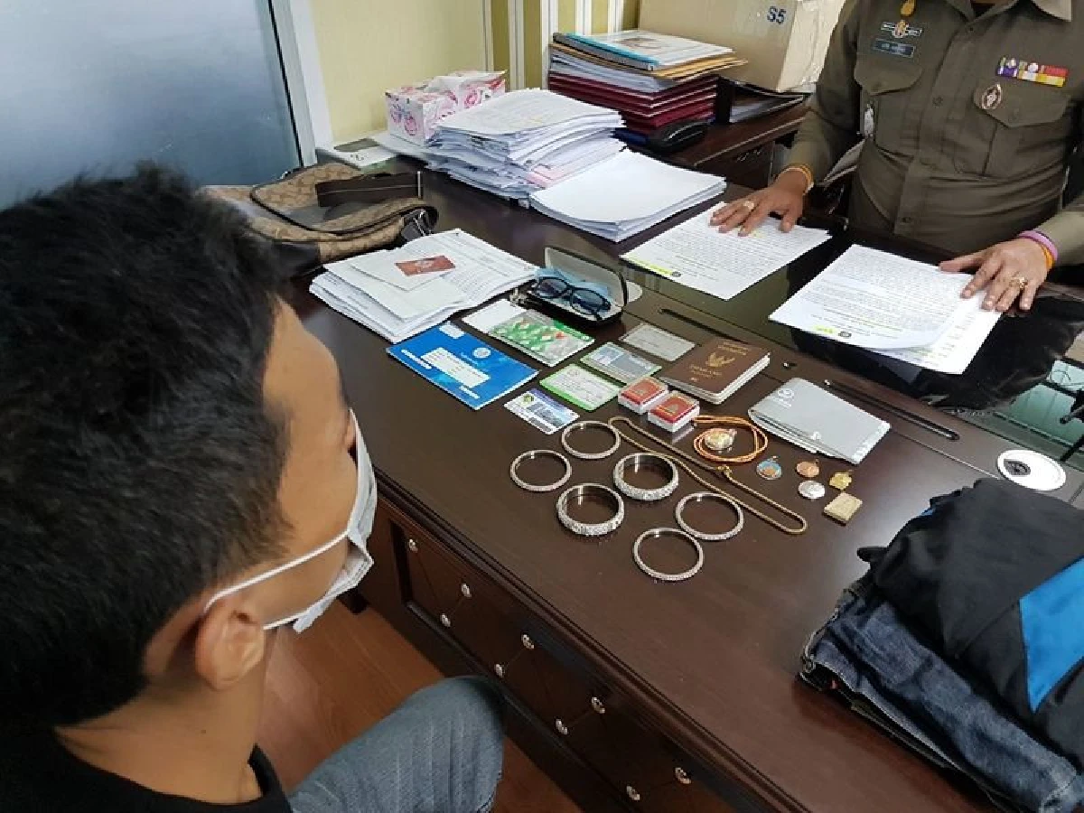 นักพากย์มวยติดพนันเลียนแบบยูทูปใช้หัวเทียนปาใส่กระจกรถฉกทรัพย์