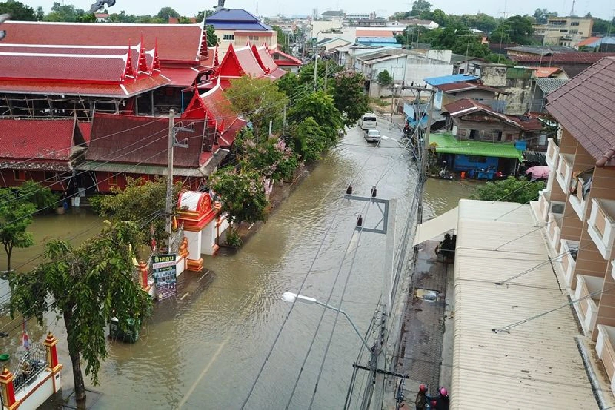เพชรบุรียังอ่วมน้ำท่วมตัวเมืองวันที่2-ถนนเพชรเกษมล่องใต้ยังวิ่งได้ปกติ
