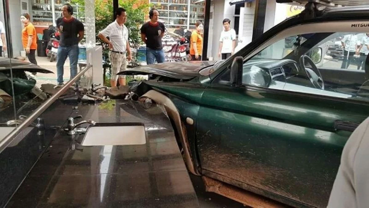 อุทาหรณ์!ลุงสตาร์ทรถกระบะลืมปลดเกียร์ว่างชนห้องน้ำพัง