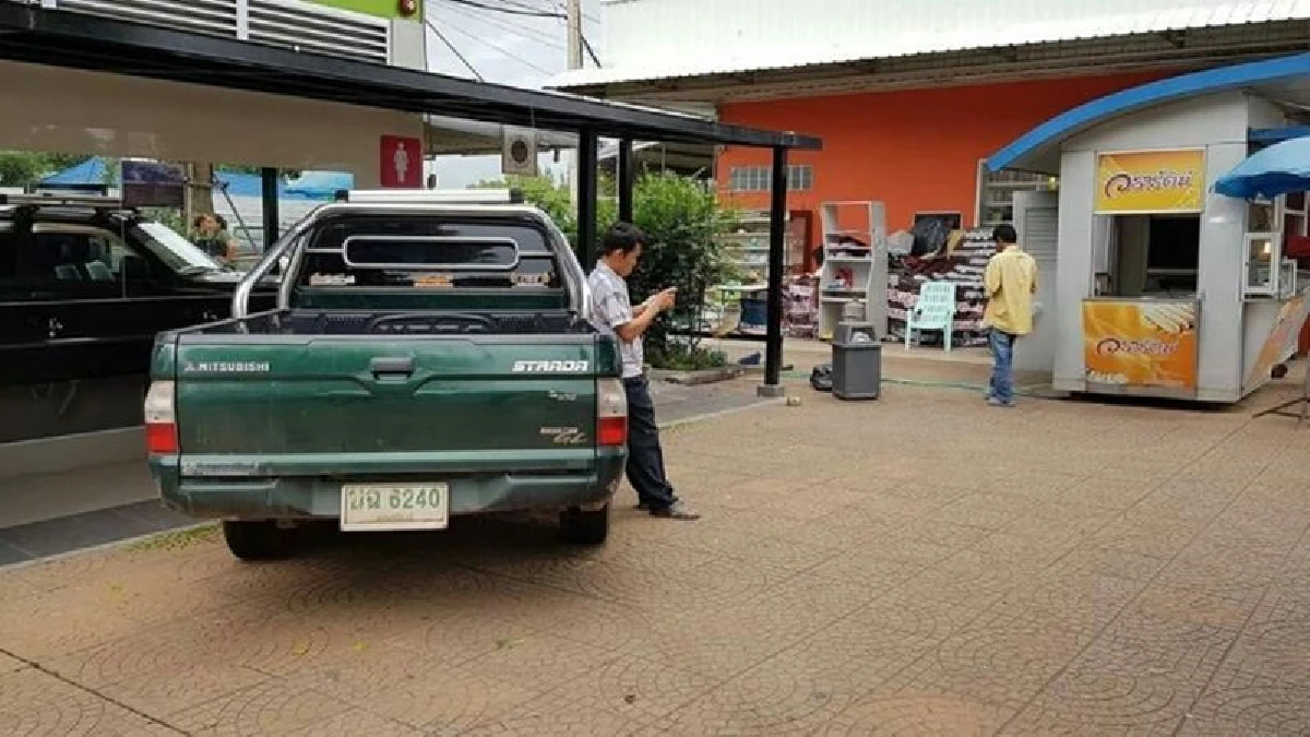 อุทาหรณ์!ลุงสตาร์ทรถกระบะลืมปลดเกียร์ว่างชนห้องน้ำพัง
