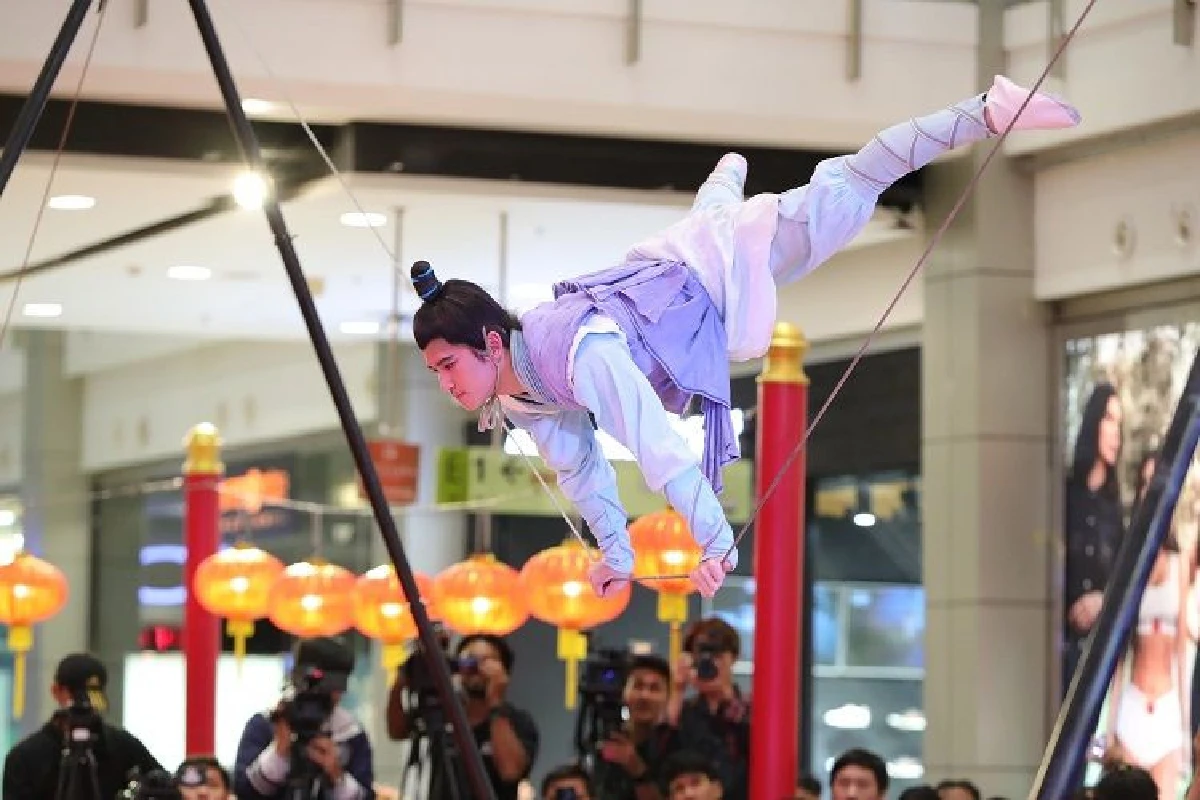 คณะกายกรรมกวางเจา เดชคัมภีร์เทวดา โชว์สะกดคนดูกลางห้างดัง