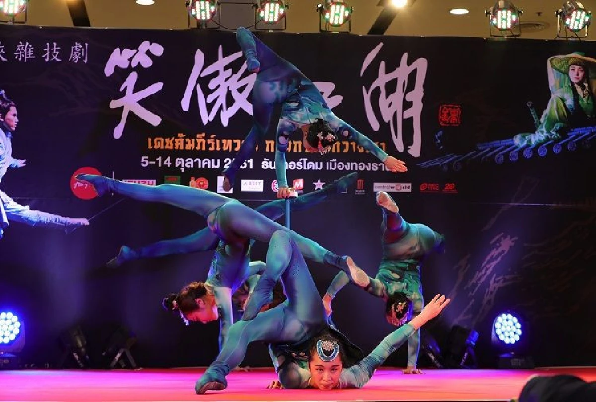 คณะกายกรรมกวางเจา เดชคัมภีร์เทวดา โชว์สะกดคนดูกลางห้างดัง