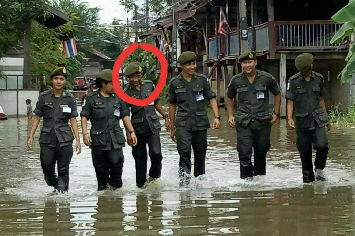 "อัมรินทร์" รด.ช่วยชาวบ้านย้ายของหนีน้ำท่วม สุดท้ายตัวเองเสียชีวิต "อัมรินทร์" รด.ช่วยชาวบ้านย้ายของหนีน้ำท่วม สุดท้ายตัวเองเสียชีวิต