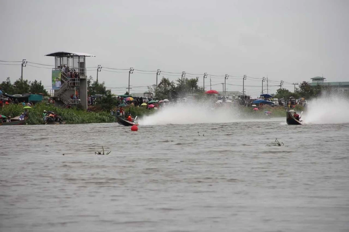 เรือแข่งสมุทรปราการเกิดพลาดกระแทกน้ำเแตกทั้งลำคนขับสาหัส