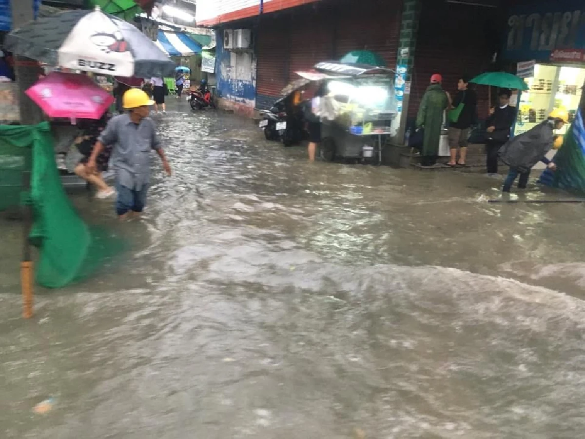 ฝนกระหน่ำกรุง! น้ำท่วมแยกเกษตร-จราจรติดขัด