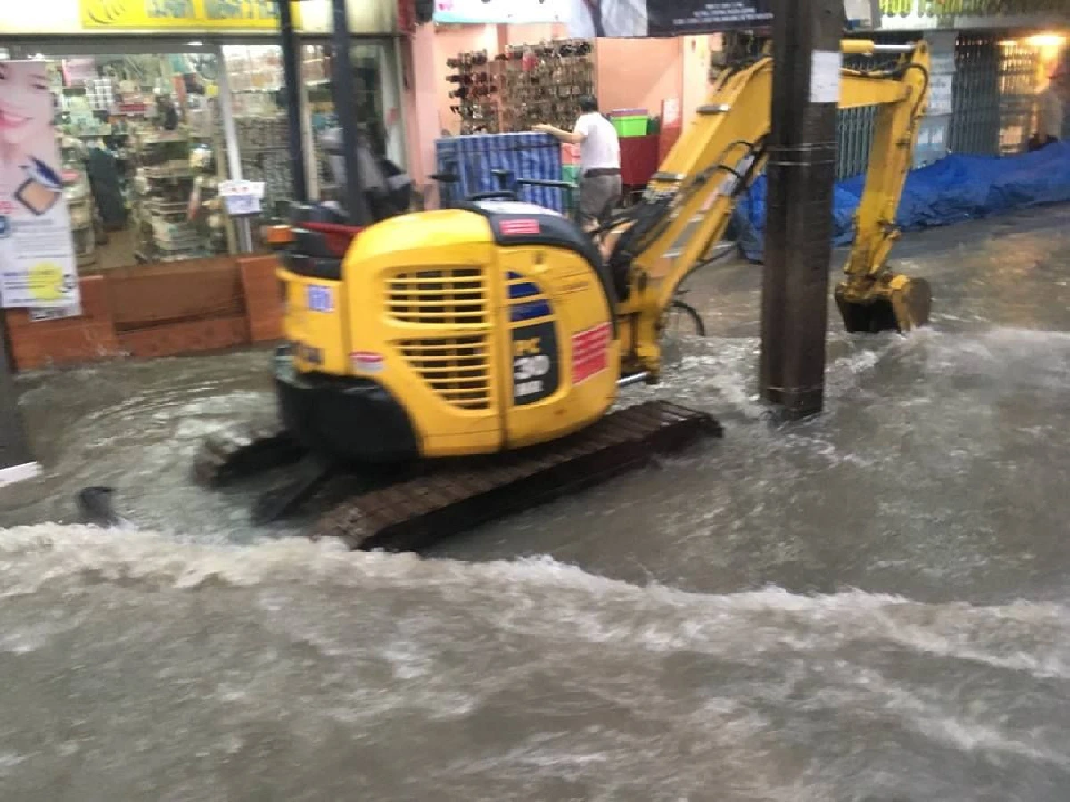 ฝนกระหน่ำกรุง! น้ำท่วมแยกเกษตร-จราจรติดขัด