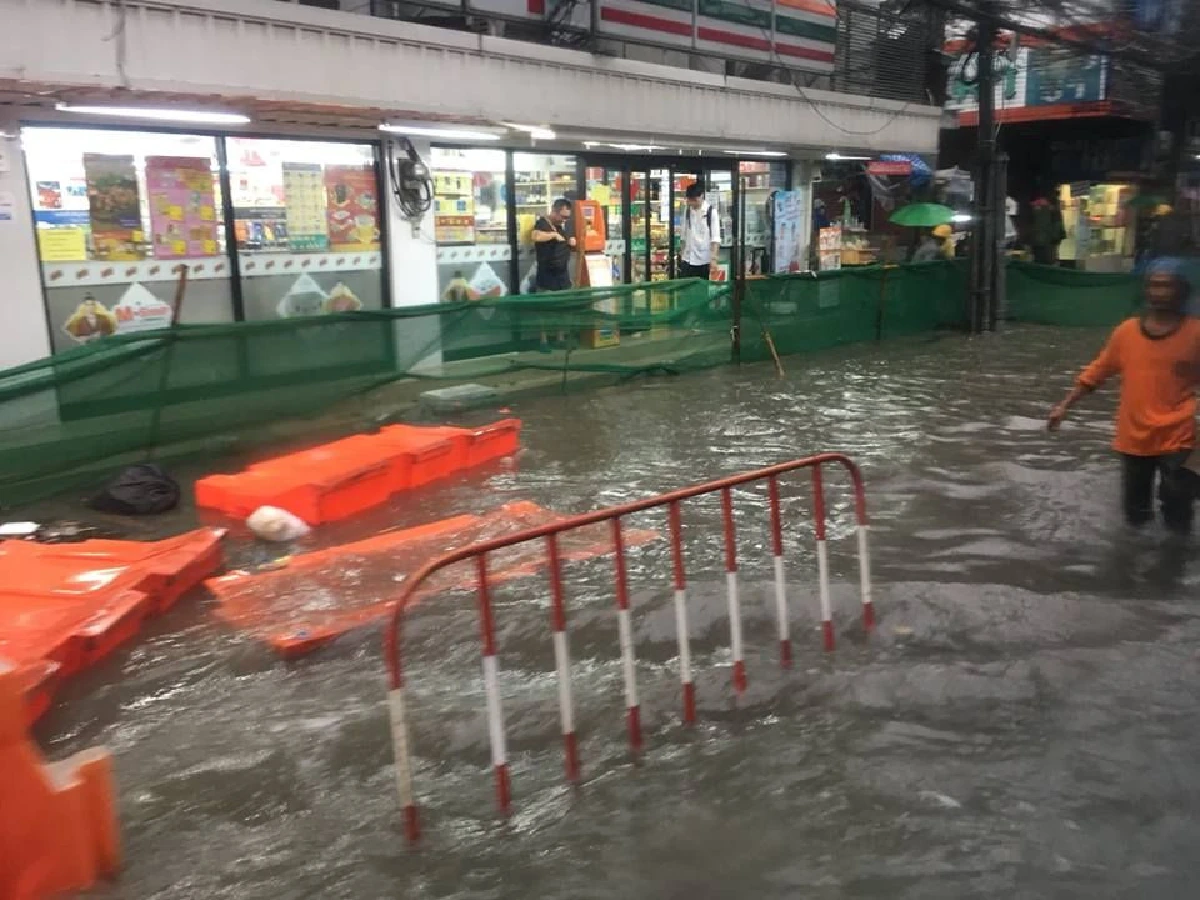ฝนกระหน่ำกรุง! น้ำท่วมแยกเกษตร-จราจรติดขัด