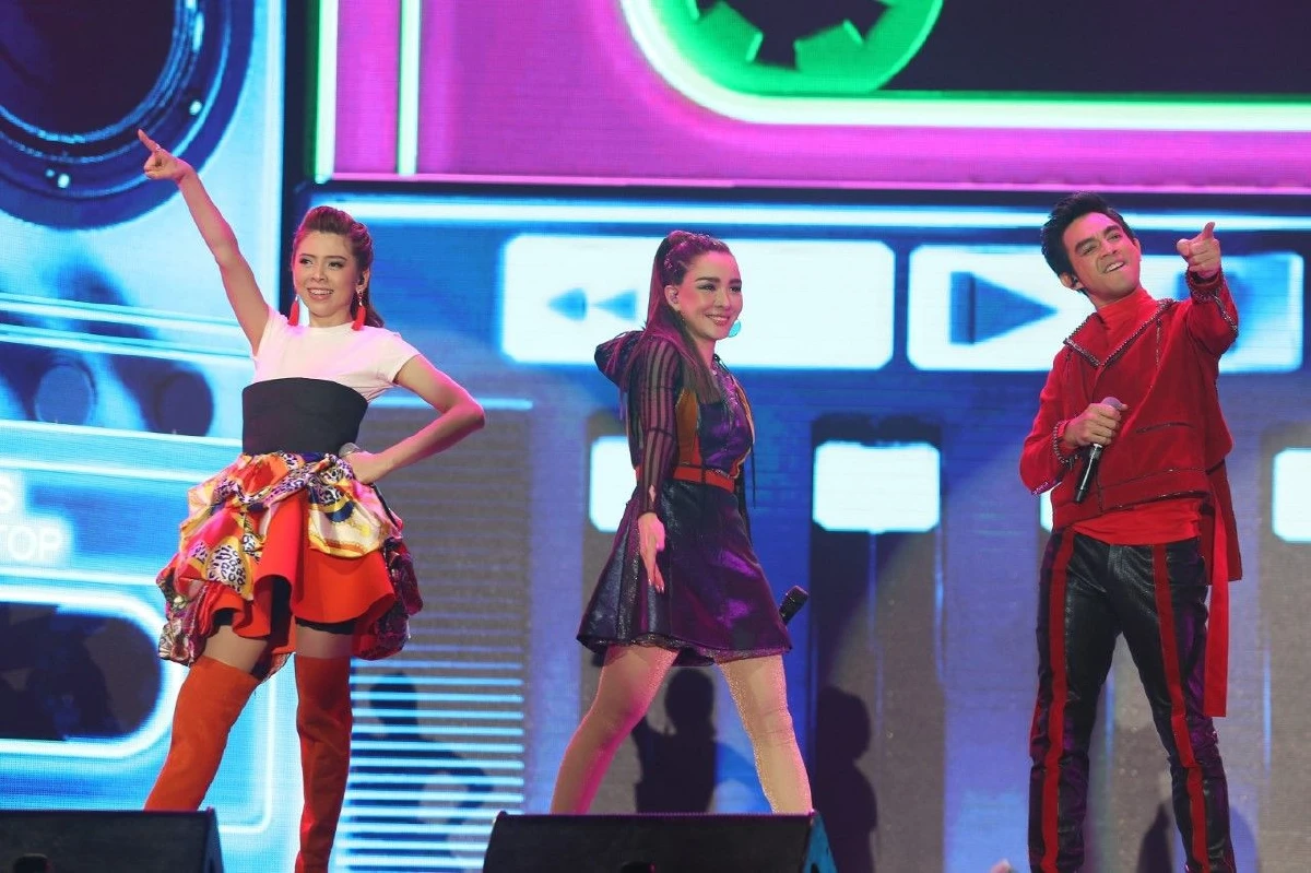 90's NONSTOP CONCERT ระเบิดกำแพงค่ายเพลง แดนซ์มันส์สนั่นฮอลล์