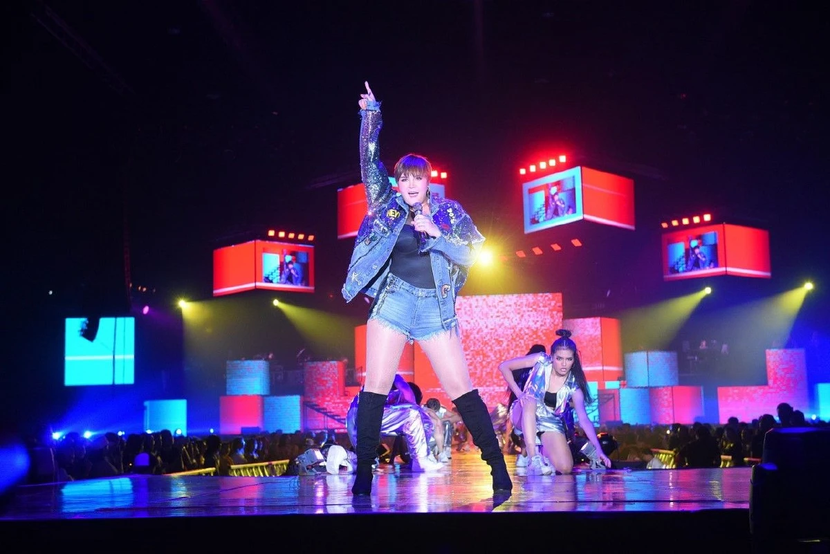 90's NONSTOP CONCERT ระเบิดกำแพงค่ายเพลง แดนซ์มันส์สนั่นฮอลล์