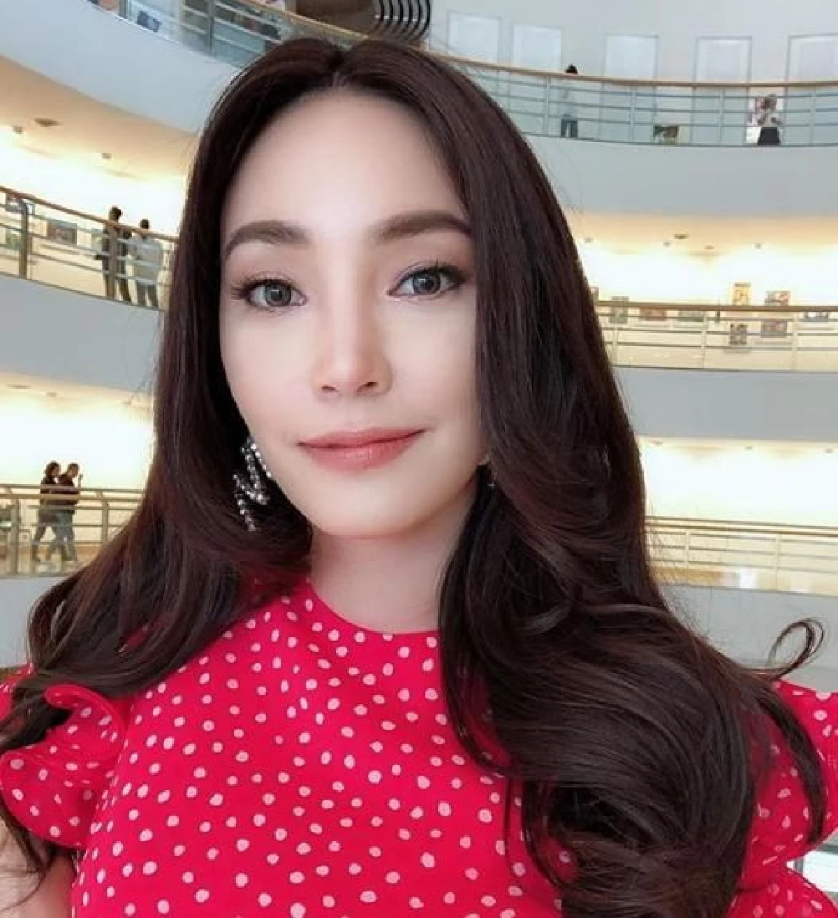 ของเล่นชิ้นใหม่! เมย์ พิชญ์นาฏ ถอยรถหรูป้ายแดงออกมาขับเล่นๆ