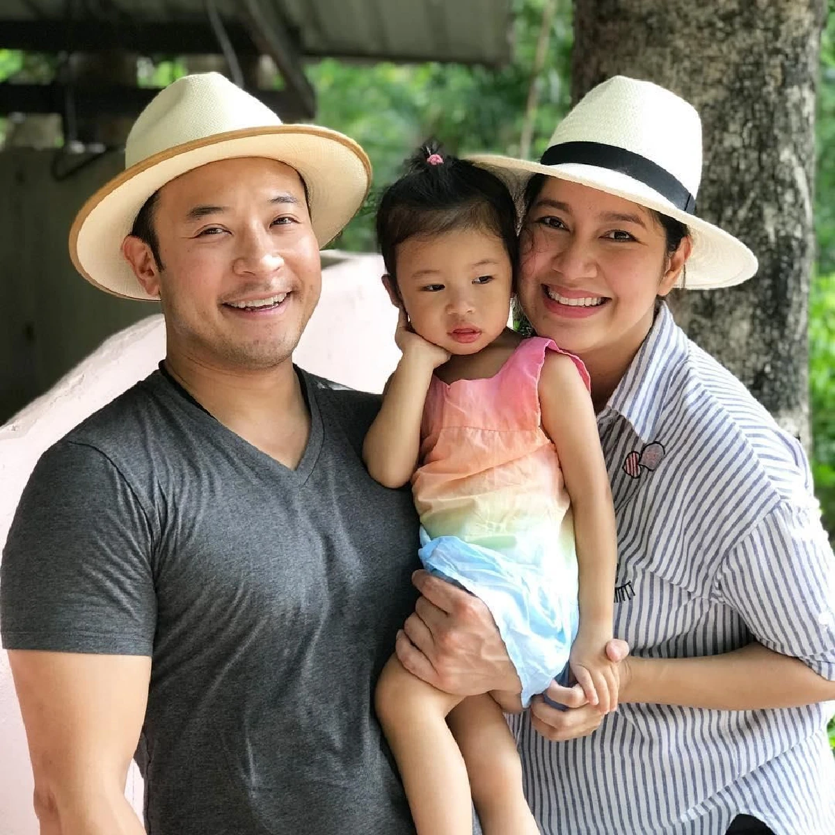 น่ารักอบอุ่น! เบนซ์-มิค ถ่ายภาพครอบครัวพร้อมหน้าก่อนคลอด