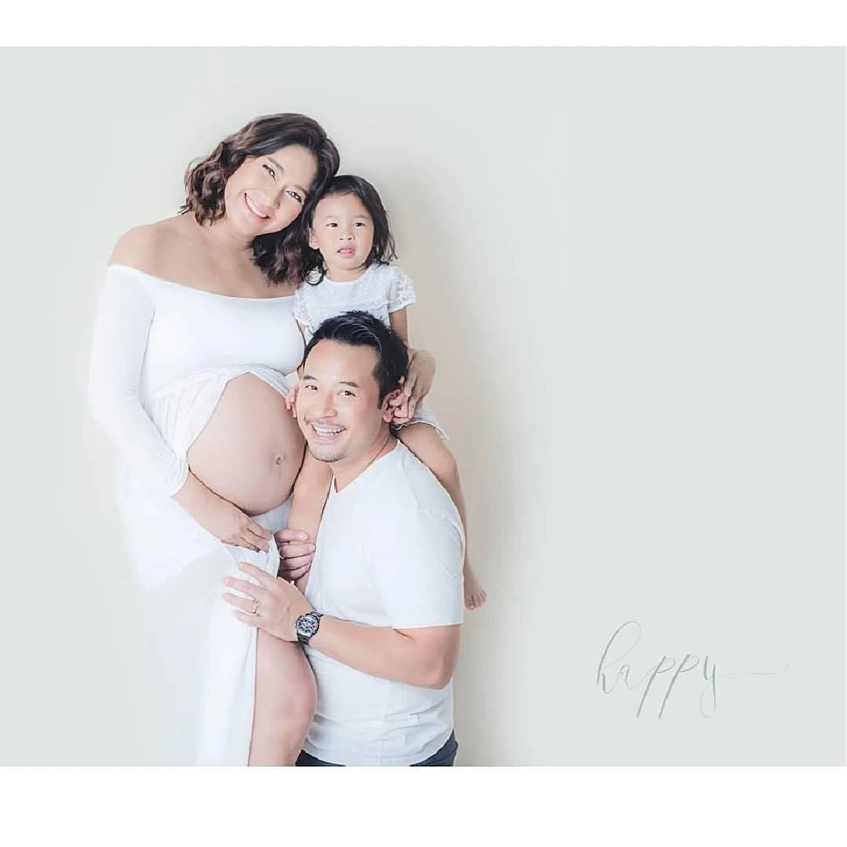 น่ารักอบอุ่น! เบนซ์-มิค ถ่ายภาพครอบครัวพร้อมหน้าก่อนคลอด