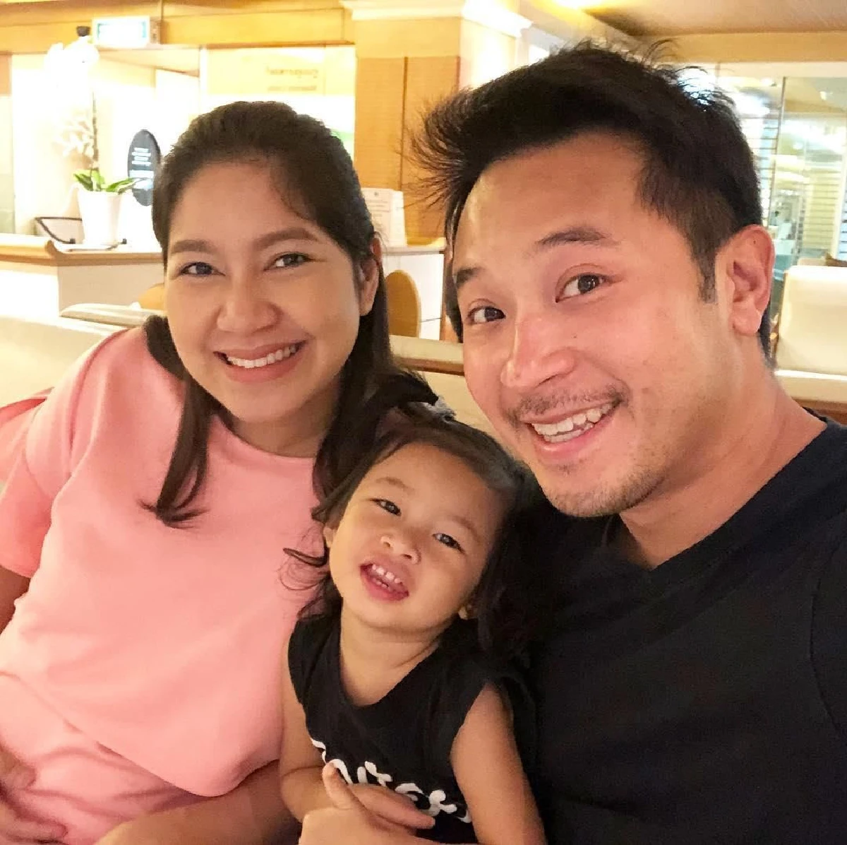 น่ารักอบอุ่น! เบนซ์-มิค ถ่ายภาพครอบครัวพร้อมหน้าก่อนคลอด