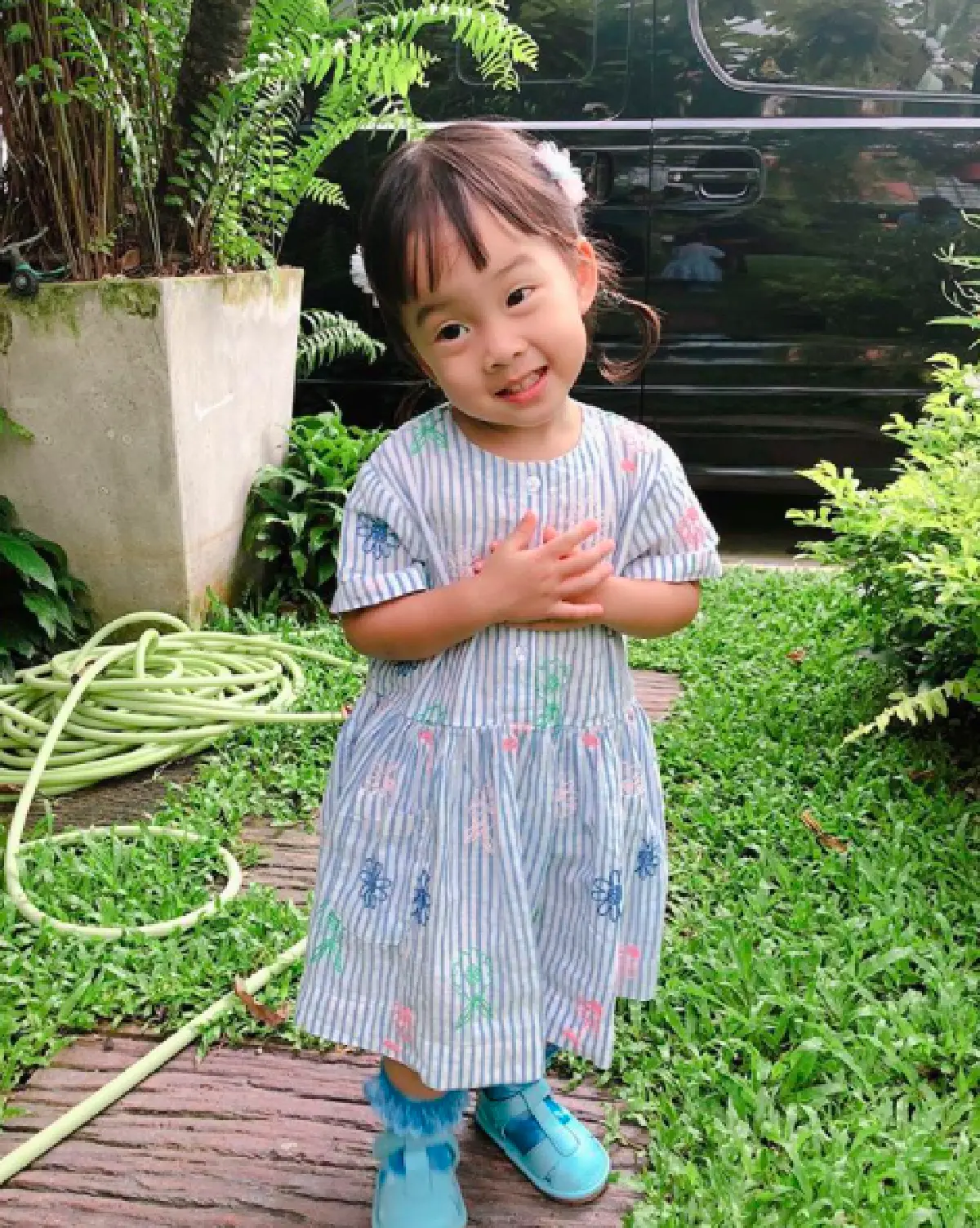 ใครๆ ก็เอ็นดู! “น้องเป่าเปา” จูงมือ “คุณยายจิ๋ม” ชมสวน พร้อมขอส้มจี๊ด