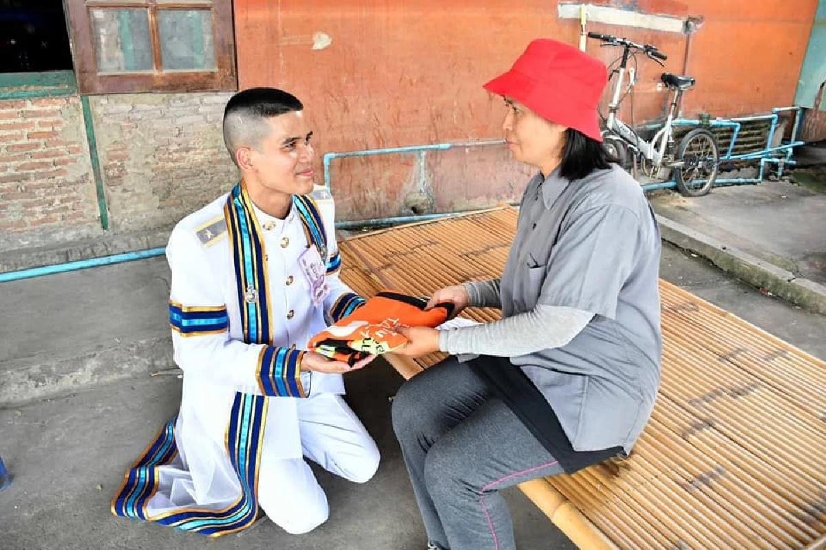 "วิรัช" บัณฑิตกตัญญูไม่ลืมบุญคุณคนให้ยืมเสื้อวินมอเตอร์ไซค์