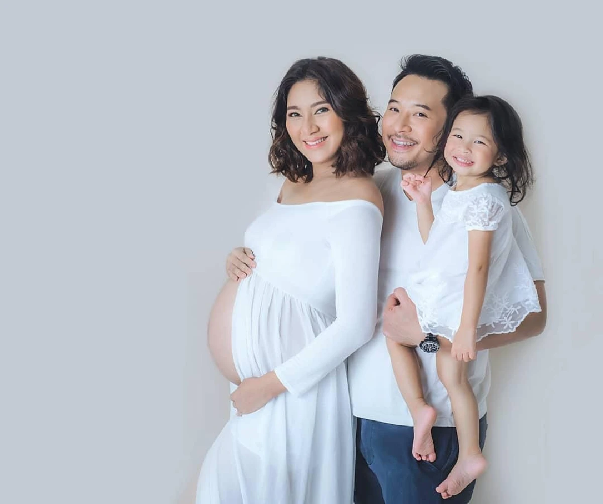 น่ารักอบอุ่น! เบนซ์-มิค ถ่ายภาพครอบครัวพร้อมหน้าก่อนคลอด