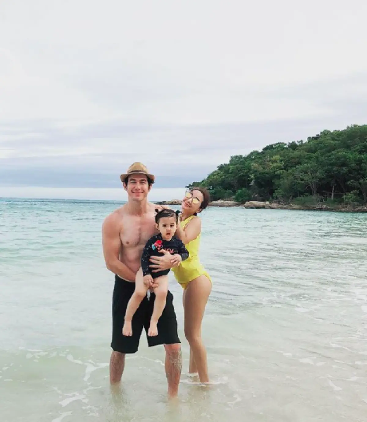 แซ่บทั้งบ้าน “พ่อจิม-แม่พลอย” จัดทริปพา “น้องพลอยเจ” เที่ยวทะเลสุดแฮปปี้