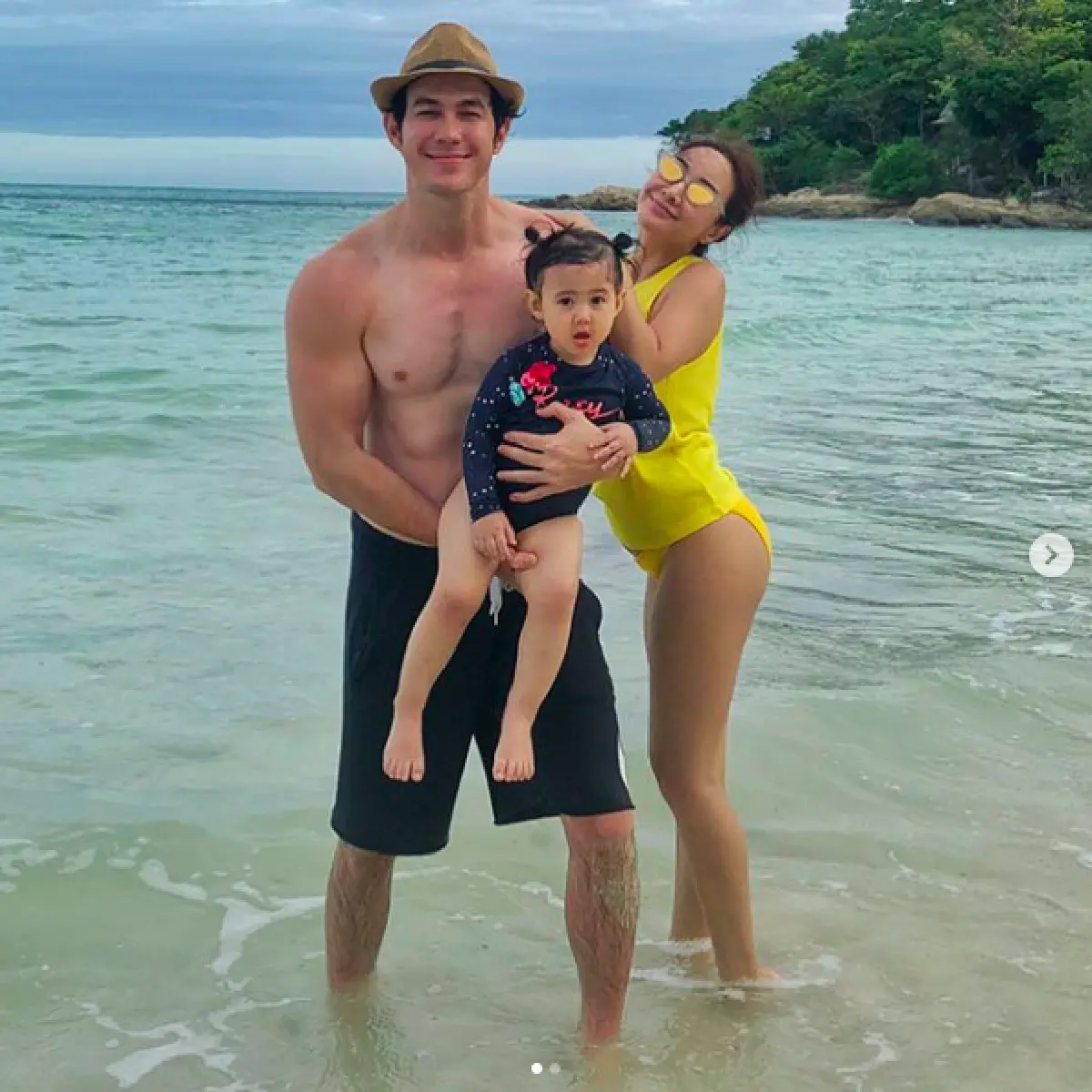 แซ่บทั้งบ้าน “พ่อจิม-แม่พลอย” จัดทริปพา “น้องพลอยเจ” เที่ยวทะเลสุดแฮปปี้