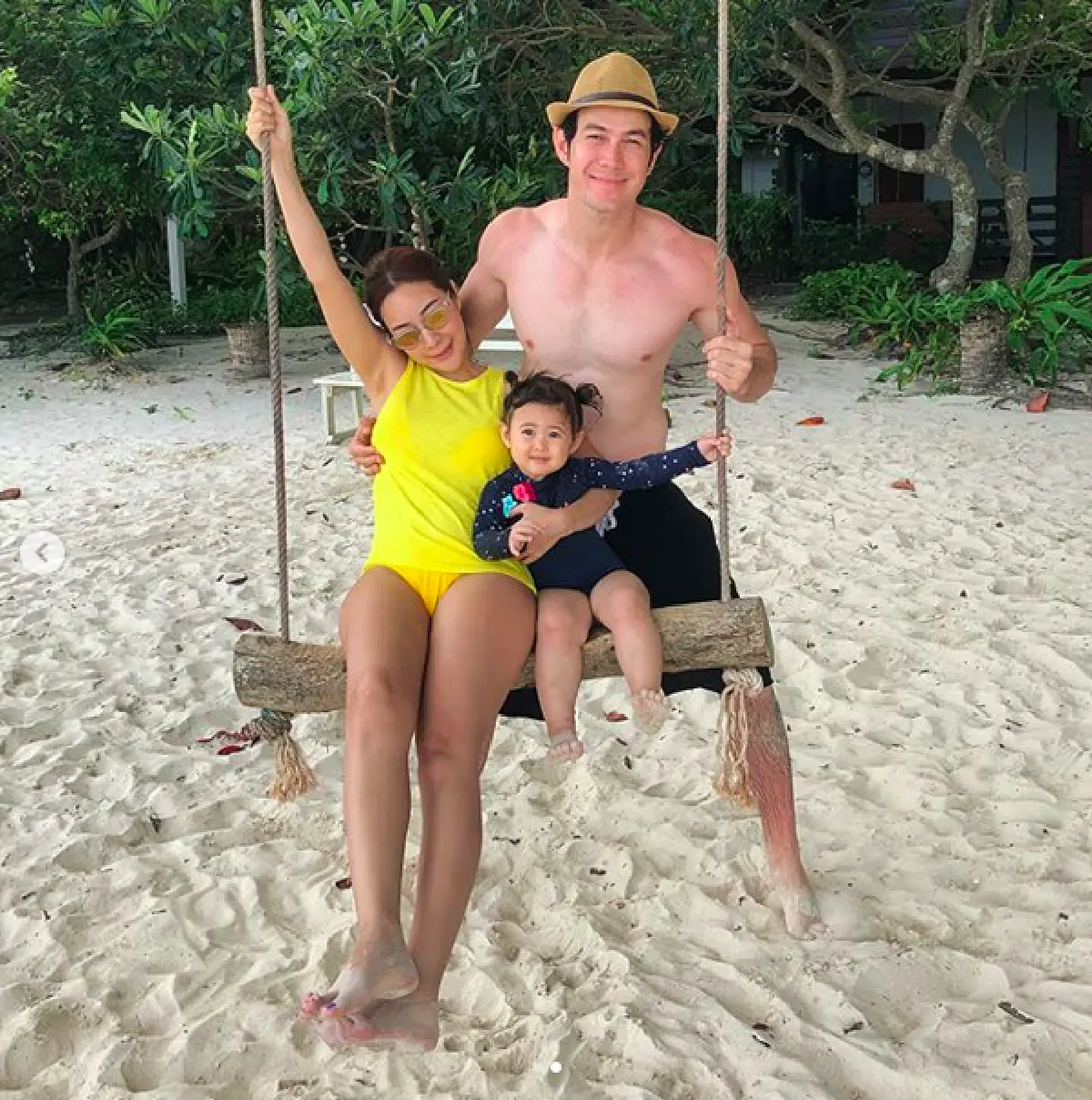 แซ่บทั้งบ้าน “พ่อจิม-แม่พลอย” จัดทริปพา “น้องพลอยเจ” เที่ยวทะเลสุดแฮปปี้