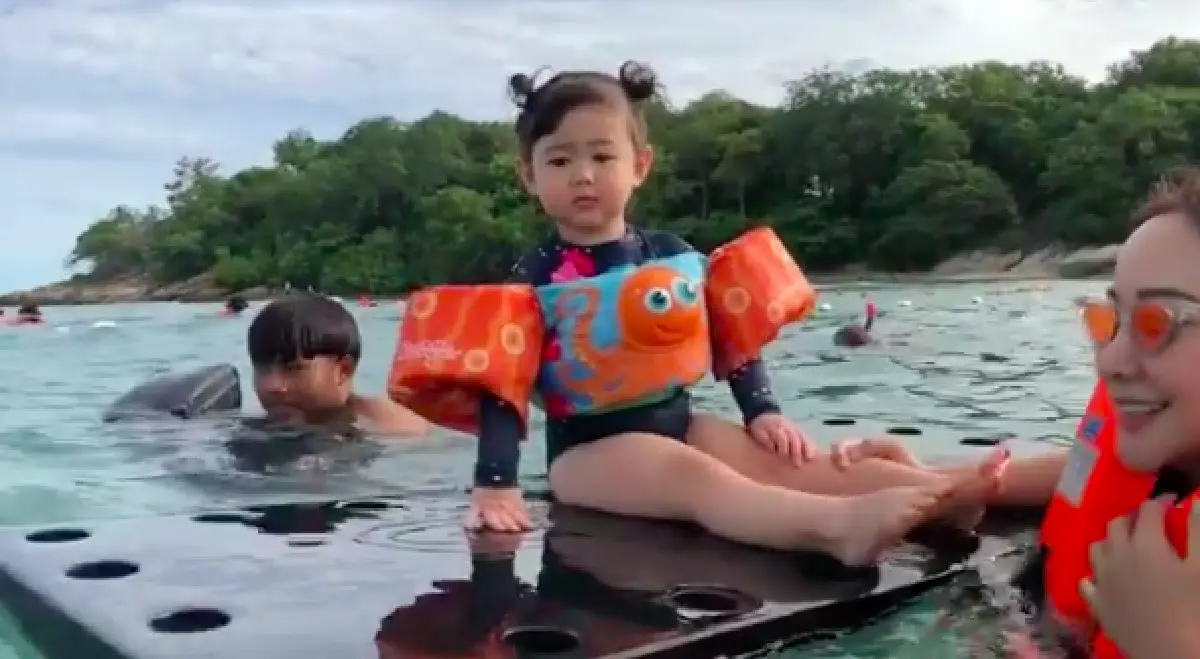 แซ่บทั้งบ้าน “พ่อจิม-แม่พลอย” จัดทริปพา “น้องพลอยเจ” เที่ยวทะเลสุดแฮปปี้