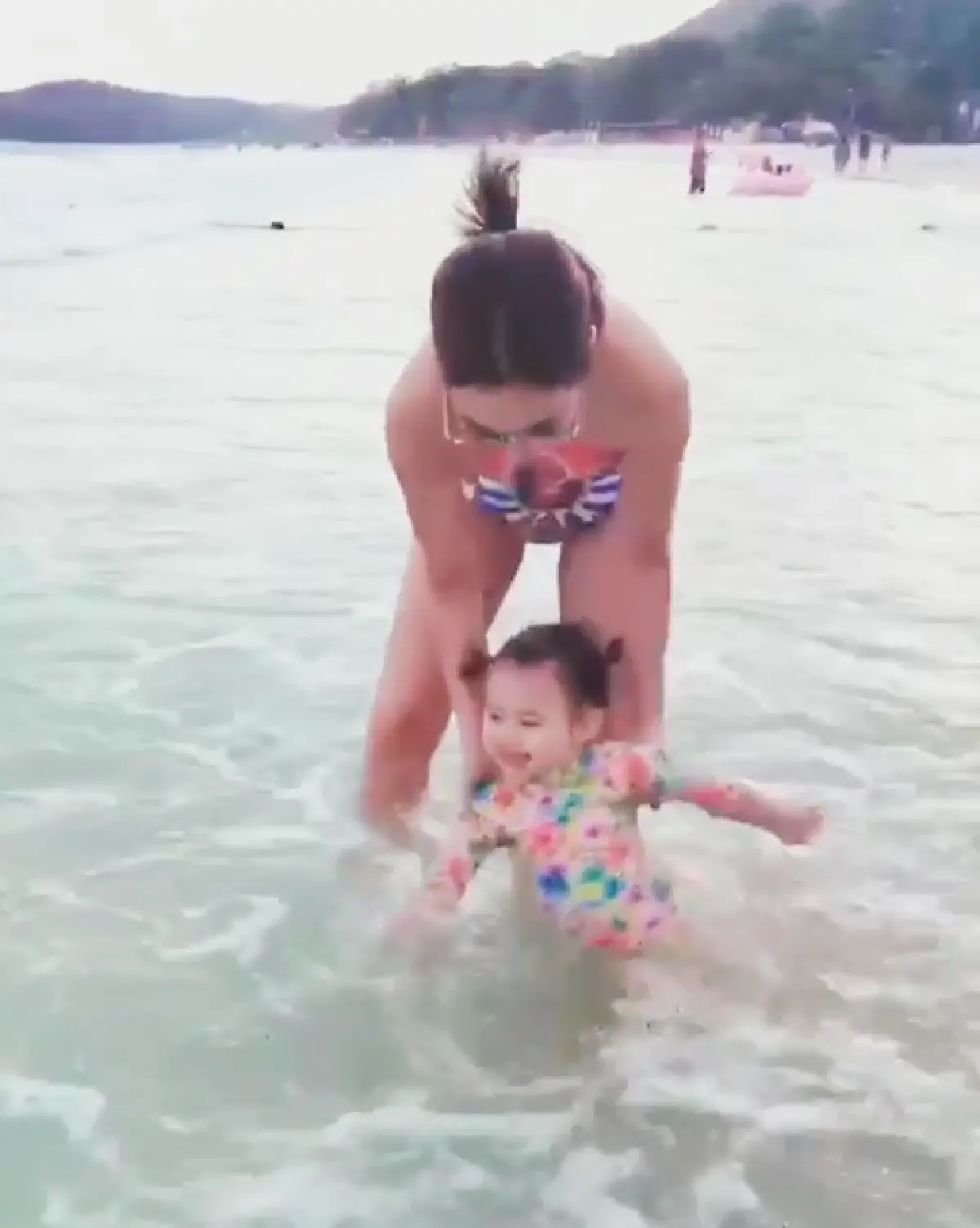 แซ่บทั้งบ้าน “พ่อจิม-แม่พลอย” จัดทริปพา “น้องพลอยเจ” เที่ยวทะเลสุดแฮปปี้