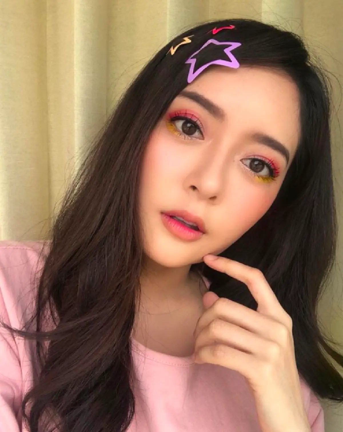 “แก้มบุ๋ม” สลัดลุค! ไถท้ายทอยเปลี่ยนผมทรงใหม่ กลายเป็นสาวเปรี้ยวเท่