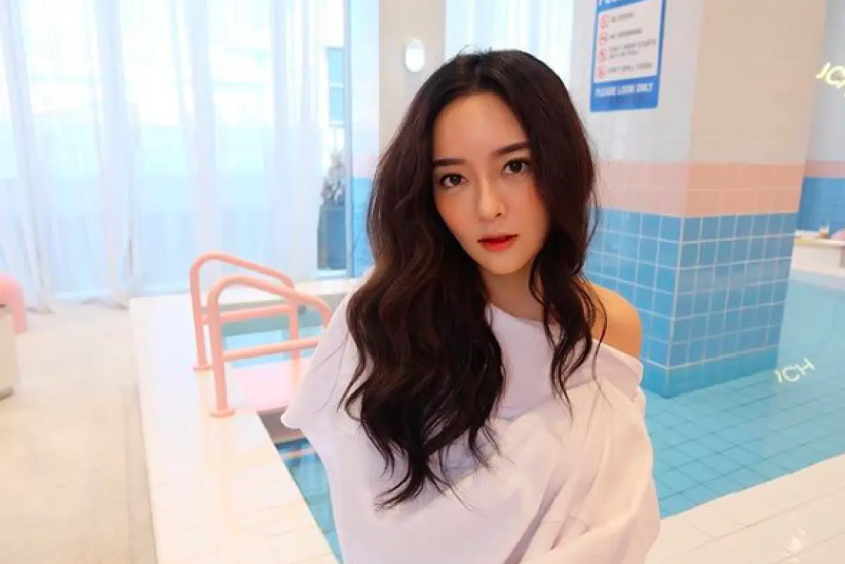 “แก้มบุ๋ม” สลัดลุค! ไถท้ายทอยเปลี่ยนผมทรงใหม่ กลายเป็นสาวเปรี้ยวเท่