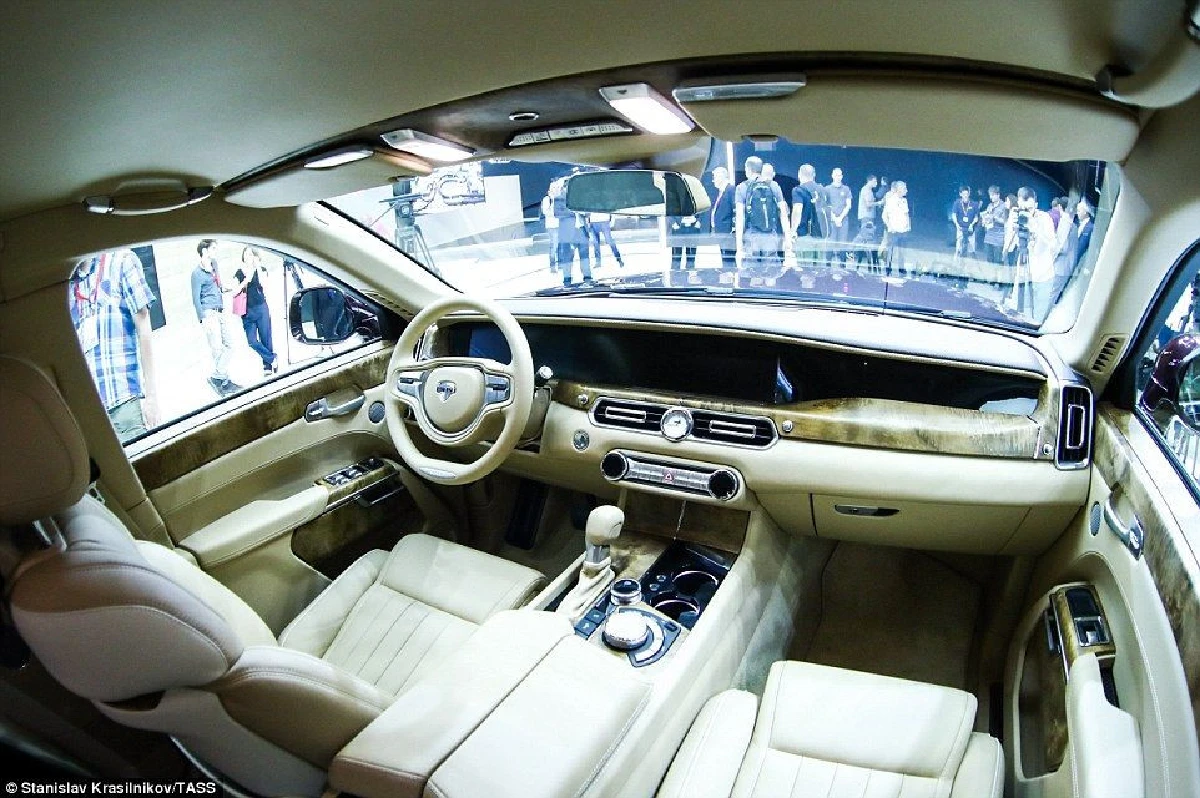 รัสเซียเปิดตัวรถหรูคู่แข่ง"โรลส์-รอยซ์"